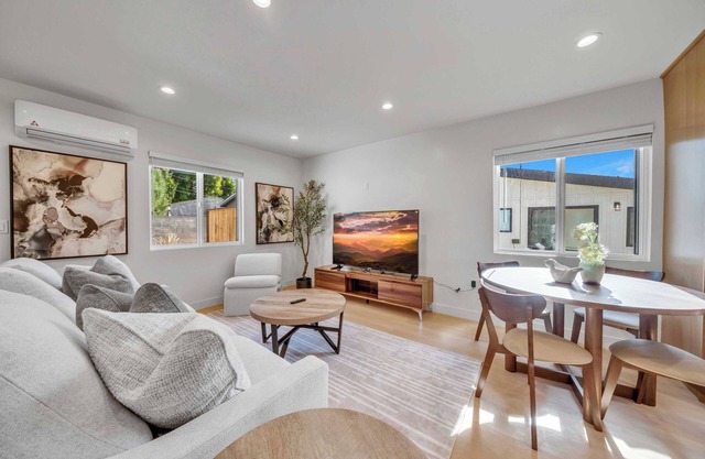 Charming 2-bedroom house｜ WiFi｜AC｜Mainfloor Bedroom #42318