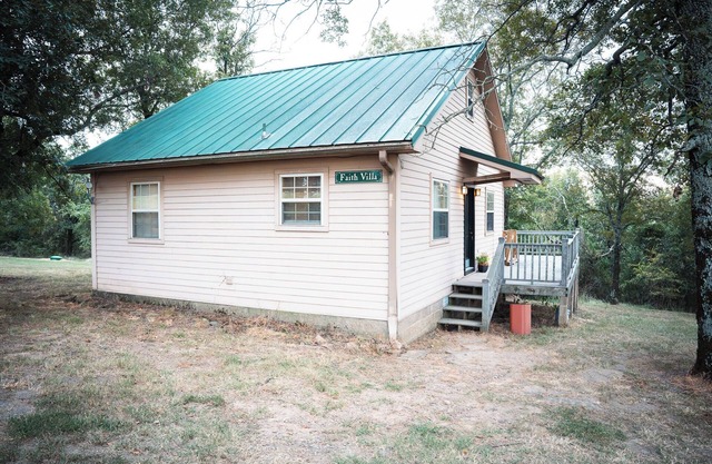 Charming 2-bedroom cottage with loft, AC, and WiFi on peaceful 295-acre property