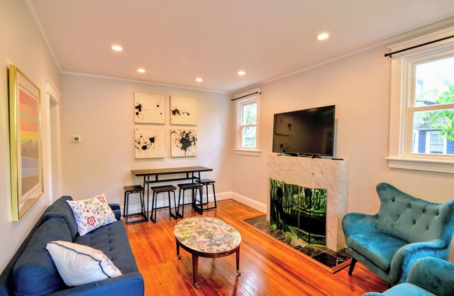 Charming 2-bedroom house in fantastic Takoma Park with WiFi, AC