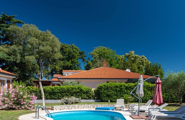 Charming 2-Bedroom Villa with private heatable pool