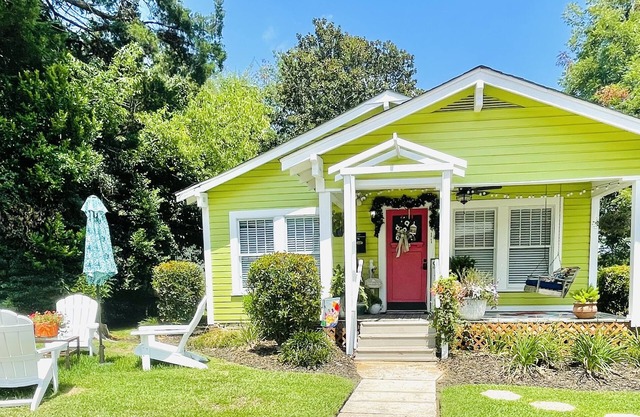 Charming 2 BR and 2 full bath Cottage is located in Historic Downtown Laurel.