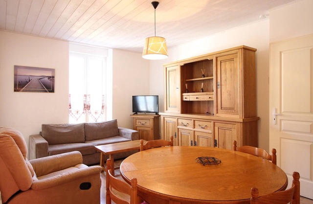 Charming 2-BR Apartment, Private Garage, Near Mont-Dore Center