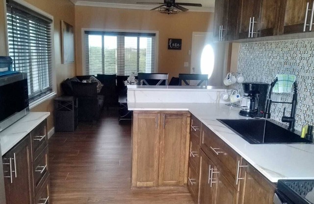 Charming 2bedroom cottage with AC, WiFi,Two-minute walk to beach.Island getaway!