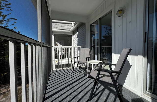 Charming 2BR/1BA Apartment in Port Charlotte, community Pool