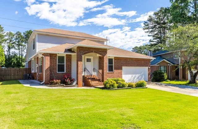 Charming 3/2.5 house with huge sunroom, backyard, privacy near hwy