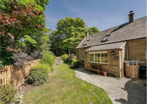Charming 3/4 bedroom semi-detached cottage.