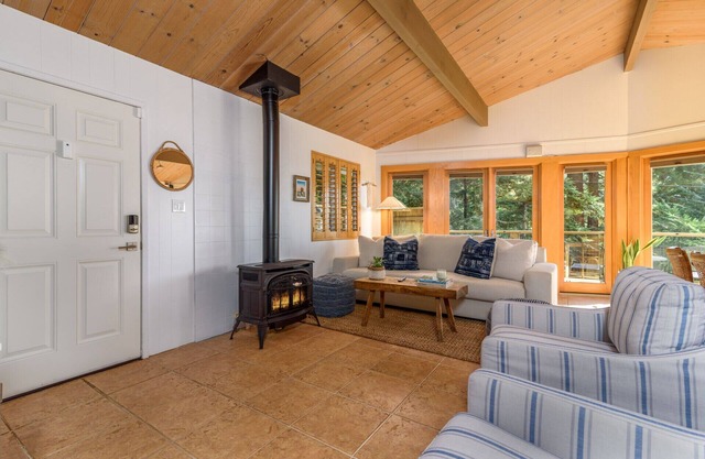 Charming 3 BDR Bungalow Just 1 Min from the Coast! 5 Min to Downtown Gualala
