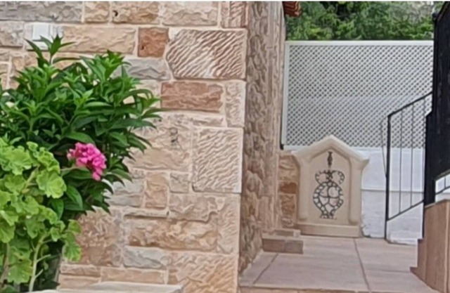 Charming 3-Bed House in Tyros