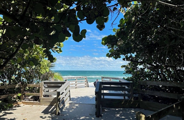 Charming 3-bedroom house with WiFi, AC in wonderful Satellite Beach