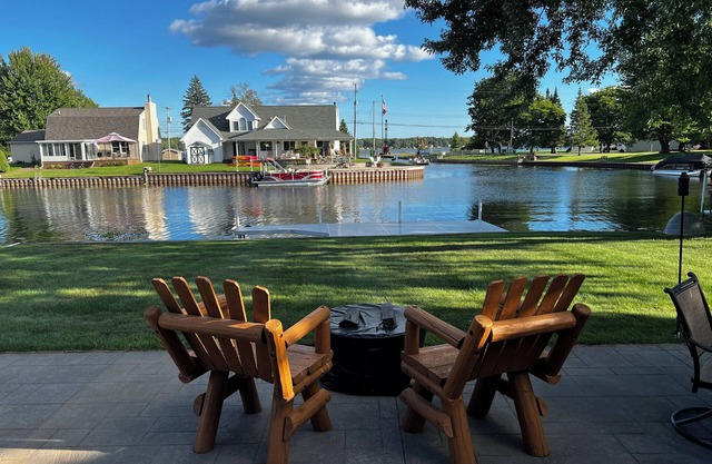 Charming 3-bedroom Lake Cottage with Dock, WiFi, & AC on enjoyable Houghton Lake