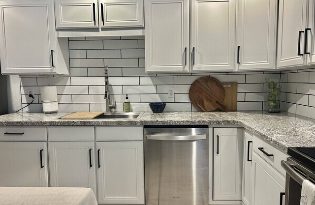 Charming 3-bedroom/2 bath house with twin beds & Pool