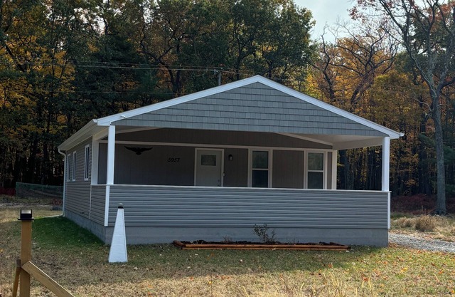 Charming 3-bedroom cottage with WiFi, AC in Caseville across from beach