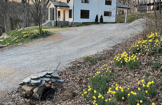Charming 3-bedroom farmhouse with WiFi in Historic Charlotte, TN