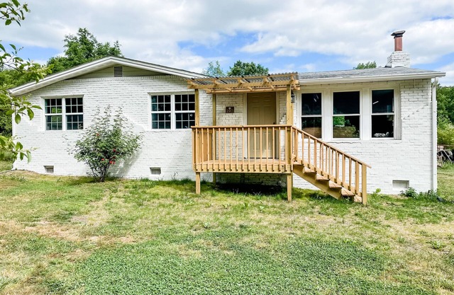 Charming 3-bedroom house with WiFi, AC, private backyard in tranquil Honea Path