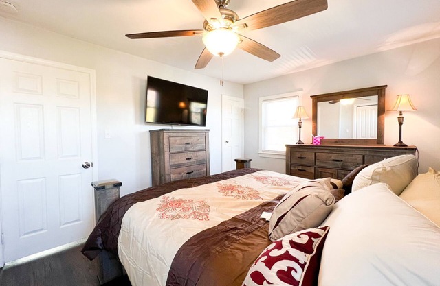 Charming 3-bedroom House in delightful Washington with AC, WiFi