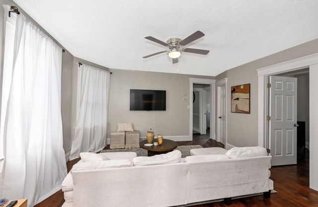 Charming 3-bedroom house in Cleveland with WiFi and AC