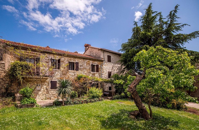 Charming 3-bedroom house with AC and WiFi in Sovinjak