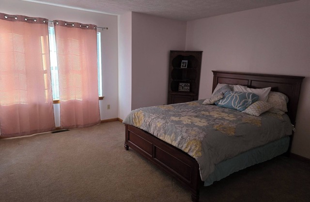 Charming 3-bedroom house MUST BE A LAND OWNER IN EAGLE ROCK RESORT