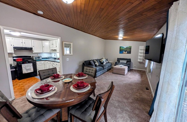 Charming 3-bedroom house with garage in family neighborhood.