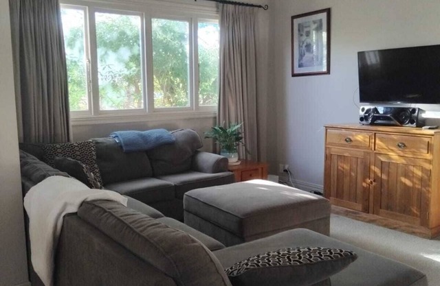 Charming 3-bedroom house walking distance to the wonderful Napier, marine parade