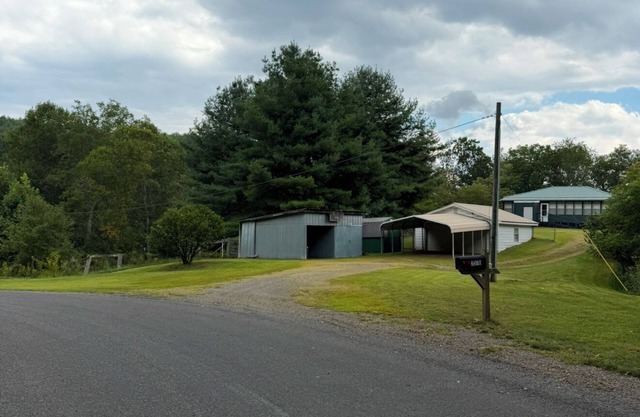 Charming 3-bedroom house in welcoming Dugspur with peace of mind.