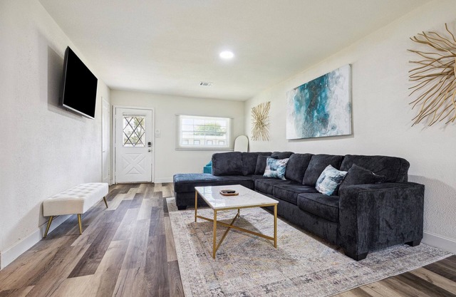 Charming 3-bedroom house in cool Houston with WiFi and AC