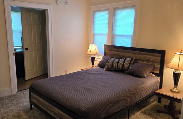 Charming 3-bedroom house on a farmette with AC and WiFi in delightful Oshkosh.