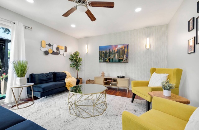 Charming 3-bedroom house in Roselle with Game room & fitness room