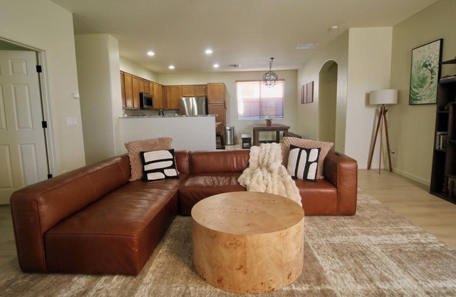 Charming 3-bedroom house with office, pool and gym in beautiful Waddell