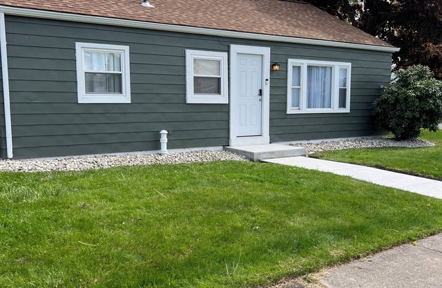 Charming 3-bedroom house in wonderful Erie with AC, WiFi, large driveway