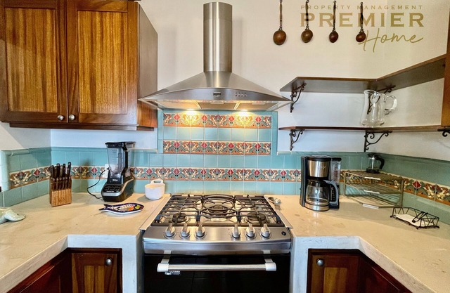 Charming 3-bedroom house with golf cart and Beach Club access.