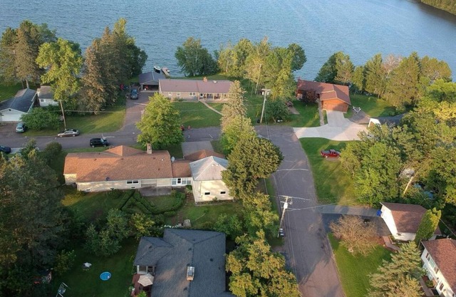 Charming 3-bedroom plus bunkhouse sleeps up to 10 with WiFi and AC in Moose Lake