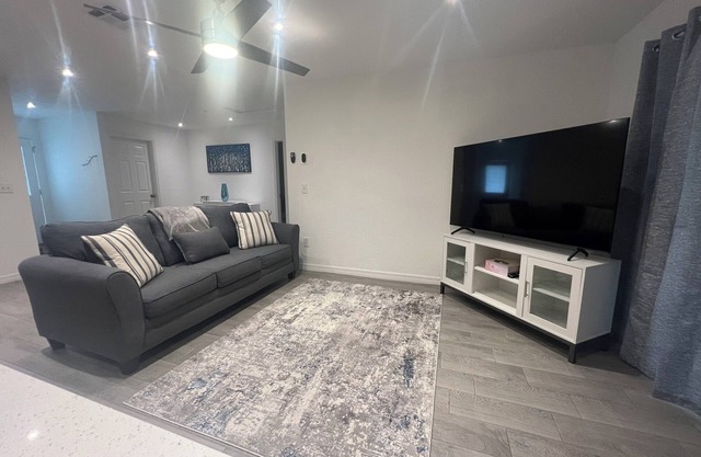 Charming 3-bedroom townhome with an enclosed patio in lovely Orlando.