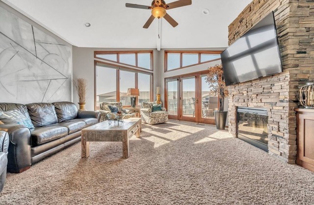 Charming 3-bedroom condo with stunning lake views in fabulous Arnolds Park, IA