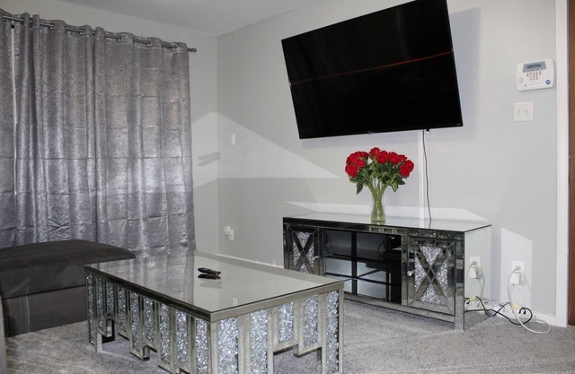 Charming 3-bedroom house in Calumet City with WiFi and AC