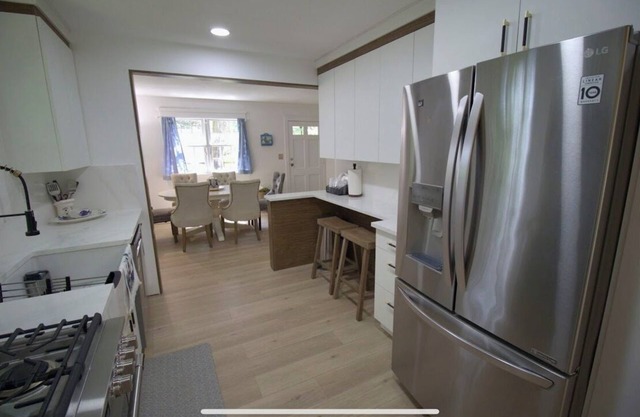 Charming 3-bedroom farmhouse with WiFi, AC in lovely Hampton Bays