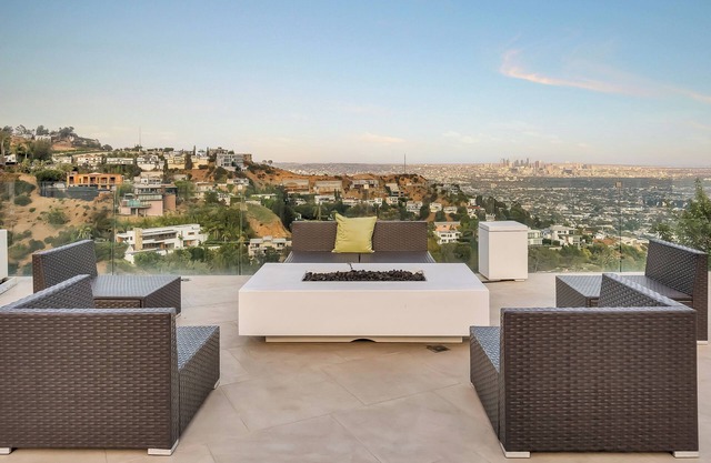 Charming 3-bedroom estate in beautiful Los Angeles with WiFi, AC, fitness room