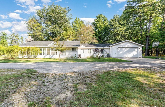 Charming 3-bedroom vacation house in East Tawas on Tawas Bay Point.