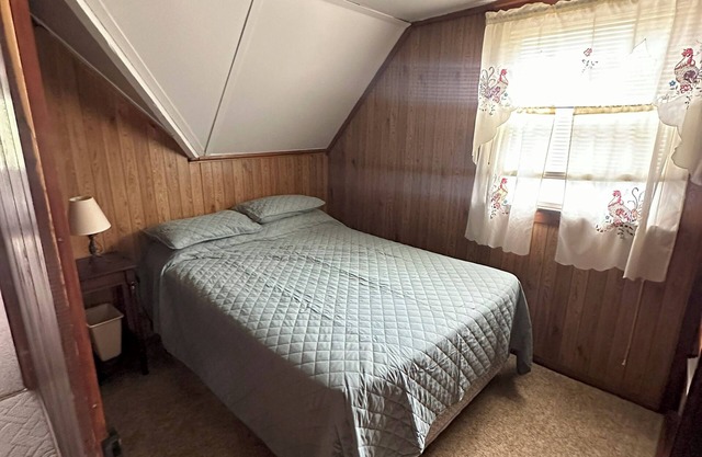 Charming 3-bedroom WATERFRONT cabin on the St. Lawrence River!