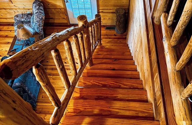 Charming 3-bedroom, waterfront cabin in delightful Zion with WiFi & AC