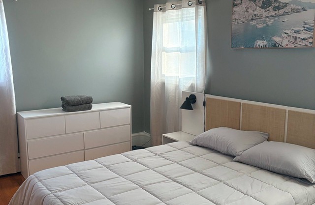 Charming 3-bedrooms in a private house w/AC and WiFi 30min drive to Midtown NYC