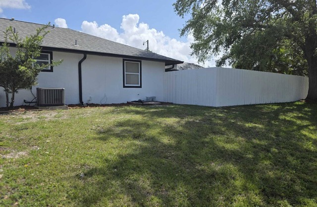 Charming 3-br Poolhouse sleeps 15 near beaches, family games to keep night going