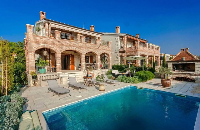 Charming 3-BR Villa with pool close to the beach