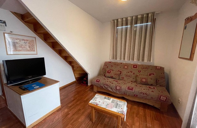 Charming 3-Room Duplex Chalet for 6, Close to Ski Slopes, Heated Pool in Superdevoluy