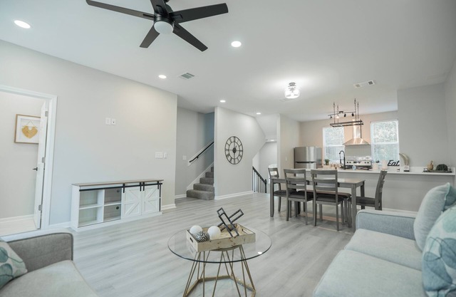 Charming 3-Story Townhome in wonderful Waller with WiFi, AC