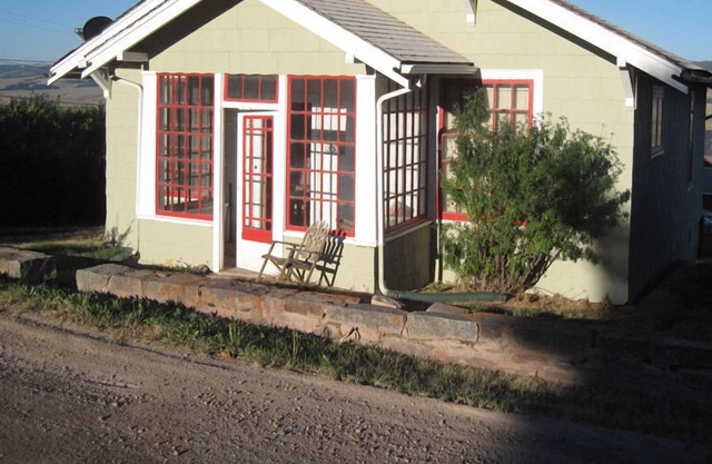 Charming 30's Bungalow Within Walking Distance Of Town