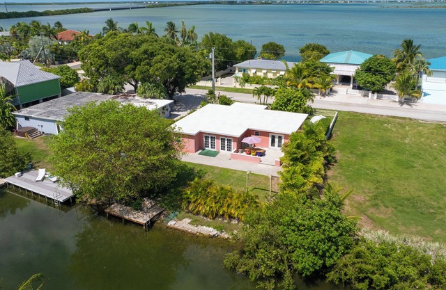 Charming 3BR canal home close to Key West with kayaks, bikes and park access.