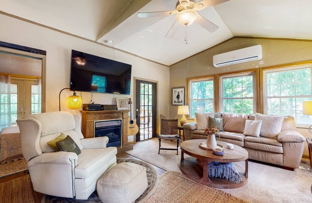 Charming 3BR Cottage with Full Kitchen, WIFI and Access to community amenities