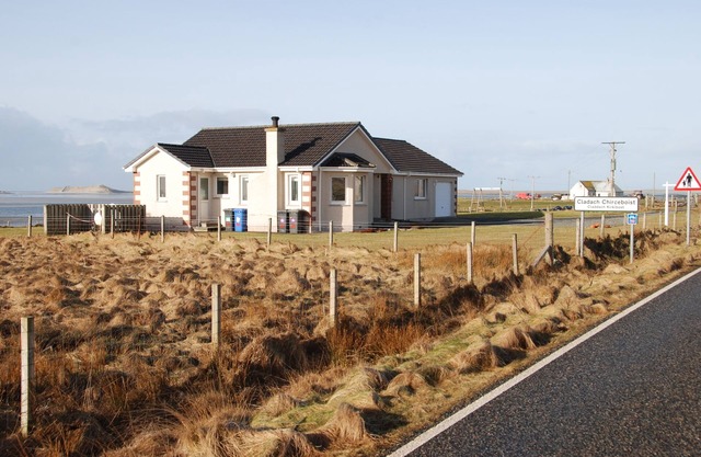 Charming 4-bedroom bungalow with WiFi in serene Hebridean Isle of North Uist.