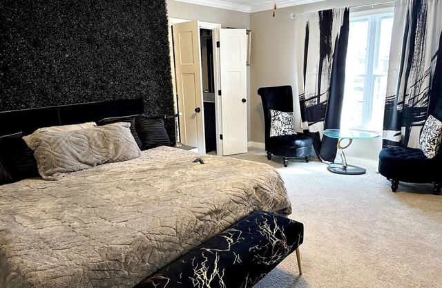 Charming 4 bedroom home minutes from Downtown!